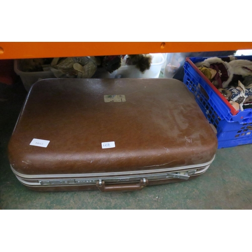 1410 - VINTAGE SINGER SUITCASE WITH UNUSUAL RETACTING WHEELS