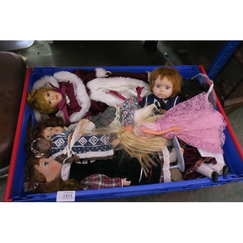 1411 - BOX OF VINTAGE COLLECTIBLE DOLLS