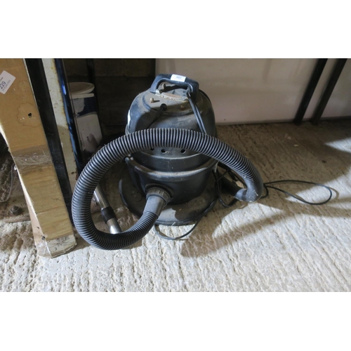 302 - WET AND DRY VACUUM