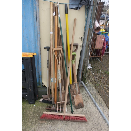 212 - BUNDLE OF GARDEN TOOLS