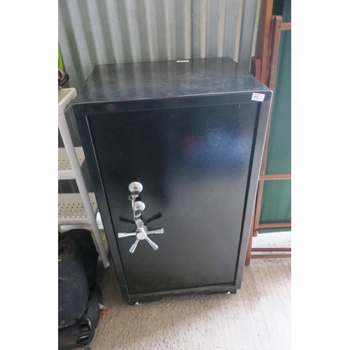 229 - HEAVY DUTY SAFE WITH KEYS