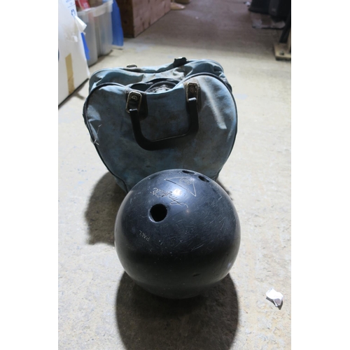 261 - VINTAGE BOWLING BALL AND BAG