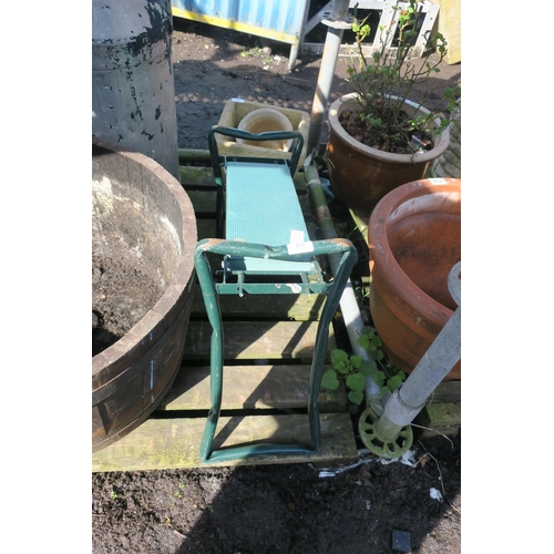 111 - GARDEN KNEELER