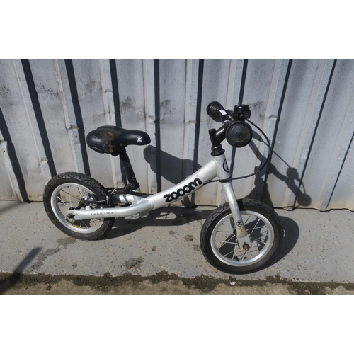 93 - CHILDS ZOOM SCOOT ALONG BIKE