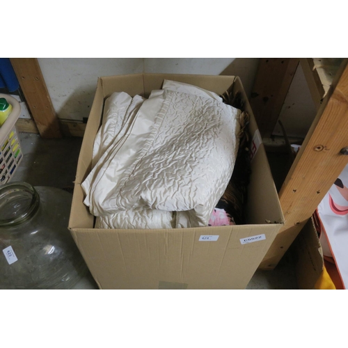 424 - BOX OF BLANKETS/BEDSPREADS