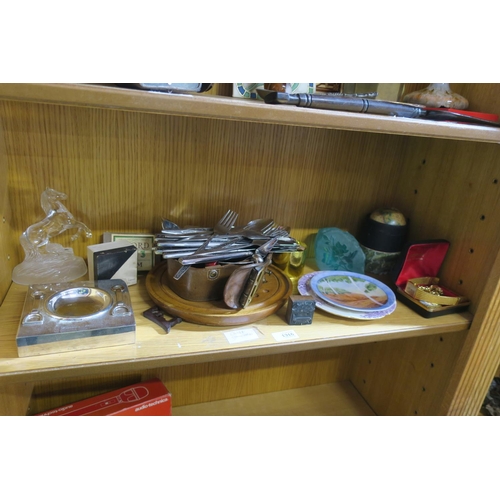 1316 - SHELF OF VINTAGE COLLECTABLES