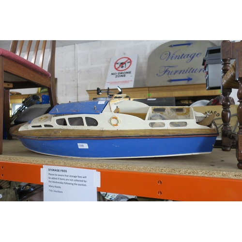 VINTAGE MODEL POND BOAT