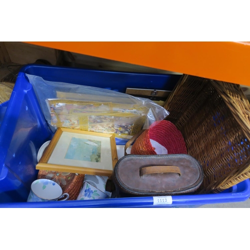 1113 - BOX OF ASSORTED VINTAGE ITEMS, INCLUDING A TEA SET