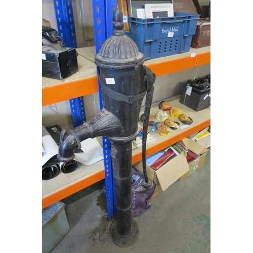 1122 - VINTAGE CAST IRON WELL PUMP