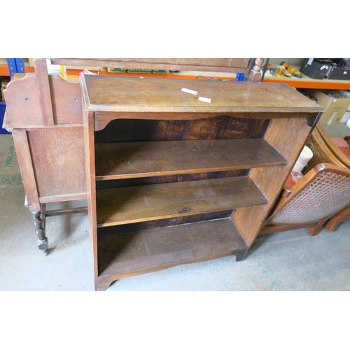 1186 - SMALL OAK BOOKCASE