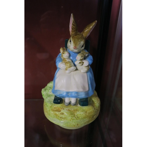 1302 - BEATRIX POTTER, LARGE CERAMIC MUSICAL FIGURINE 'MRS RABBIT'