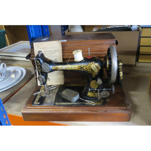 1358 - VINTAGE HAND OPERATED SINGER SEWING MACHINE, K27 WITH CASE