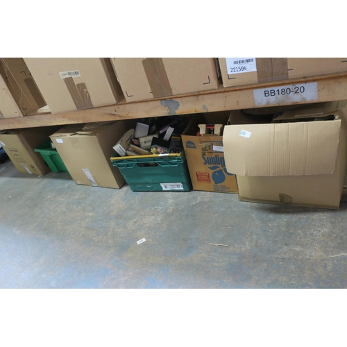 650 - LARGE BAY OF HOUSEHOLD CLEARANCE ITEMS