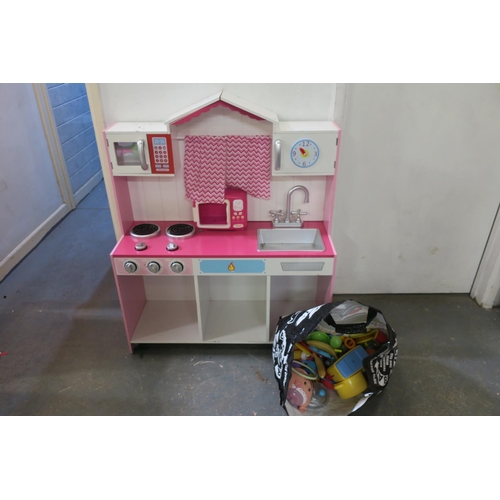 651 - CHILD'S KITCHEN PLAY UNIT AND ACCESSORIES