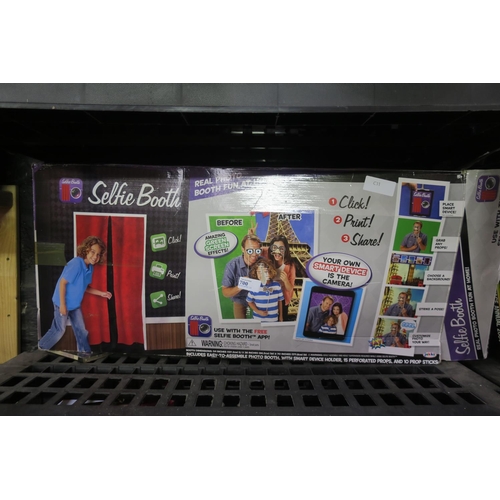 700 - CHILDRENS PHOTO BOOTH - BOXED