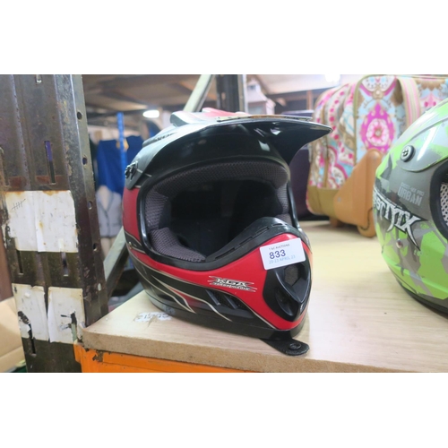 833 - MOTOR CROSS CRASH HELMET