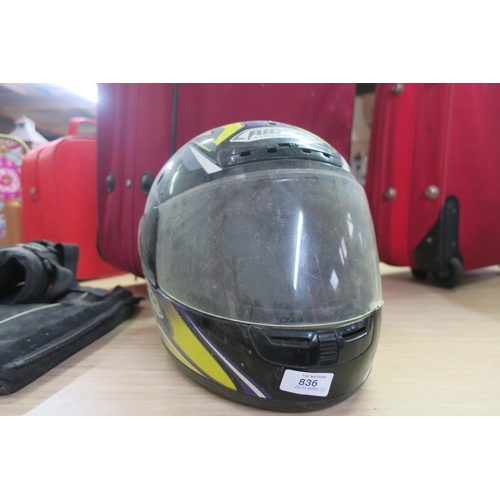 836 - MOTORCYCLIST HELMET