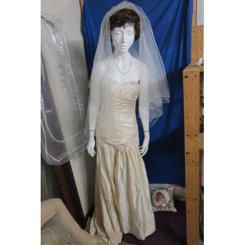 402 - IVORY SILK WEDDING DRESS SIZE 8 TO 10