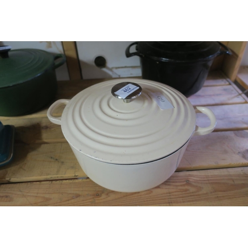 462 - CREAM COLOURED CAST IRON CASSEROLE DISH