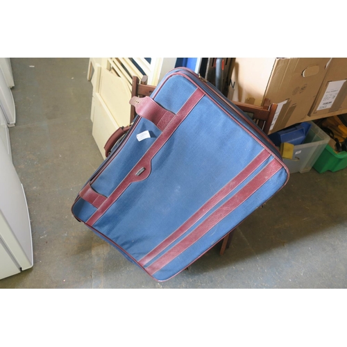 509 - LARGE REVALATION SUITCASE WITH STAND