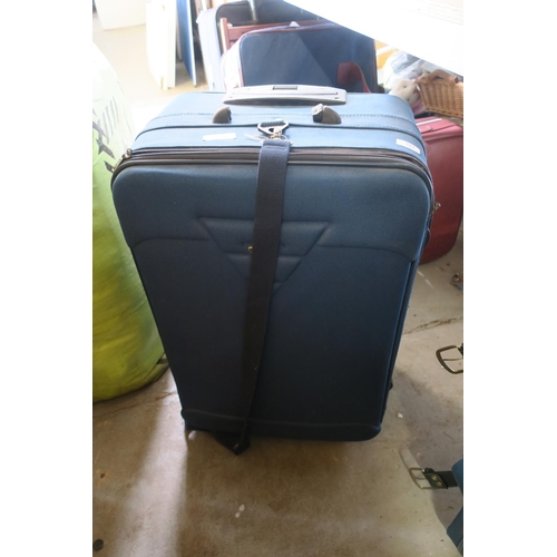 511 - LARGE ANTLER SUITCASE WITH BEDDING INSIDE