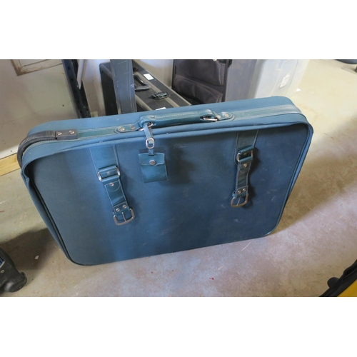 512 - LARGE REVALATION SUITCASE