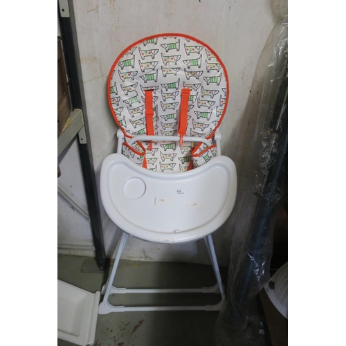 520 - CHILDS HIGHCHAIR AND TRAY