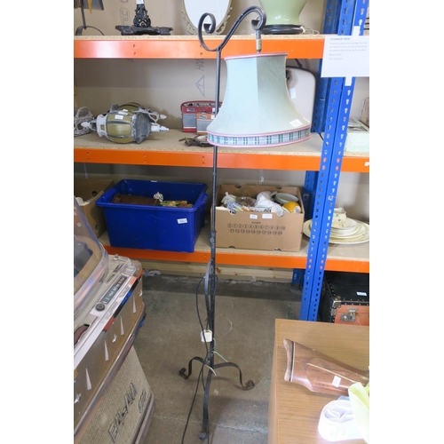 1194 - STANDARD LAMP IN WROUGHT IRON