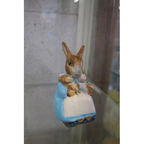 1670 - BESWICK POTTERY BEATRIX POTTER FIGURINE - MRS RABBIT AND BUNNIES