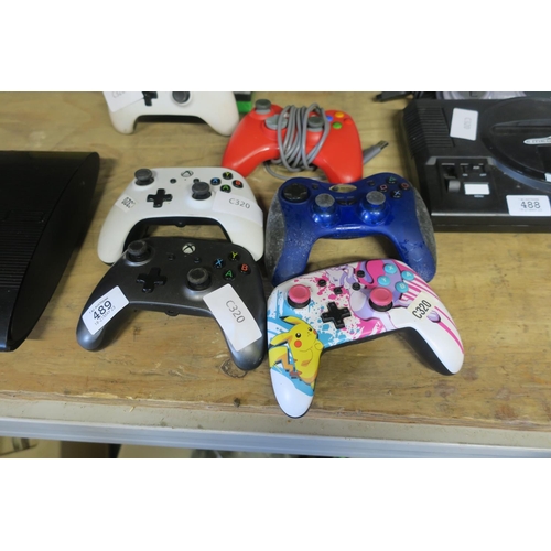 489 - 5 X BOX CONTROLLERS