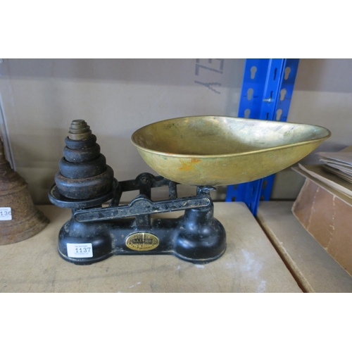 1137 - VINTAGE SET OF SALTER SCALES AND WEIGHTS