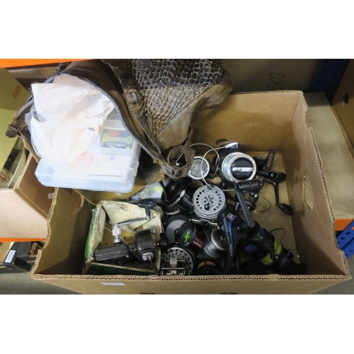 1159 - BOX OF VINTAGE FISHING GEAR