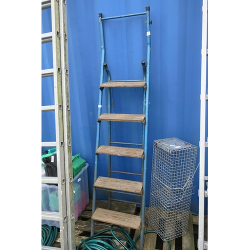 171 - METAL STEP LADDER