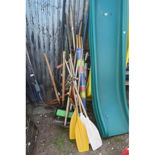 144 - LARGE BUNDLE OF GARDEN TOOLS AND OARS