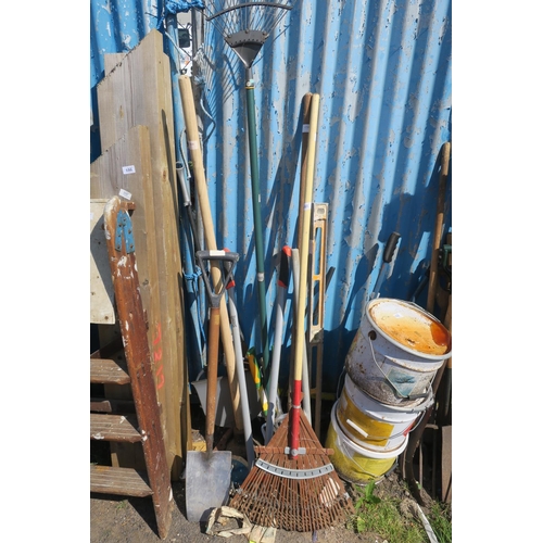 165 - SELECTION OF GARDEN TOOLS