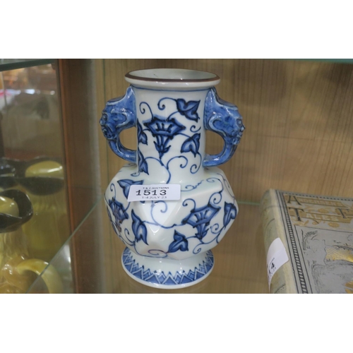 1513 - SMALL BLUE AND WHITE CHINESE VASE