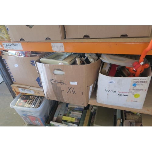 658 - HALF BAY OF HOUSEHOLD CLEARANCE ITEMS