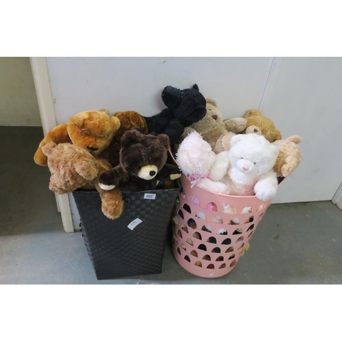 662 - BIN OF TEDDY BEARS