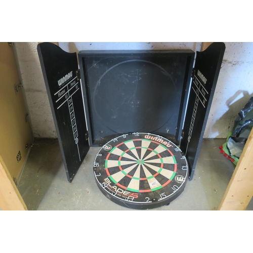 687 - DARTBOARD AND SCORE BOARD