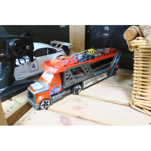 714 - HOTWHEELS TRANSPORTER WITH CARS