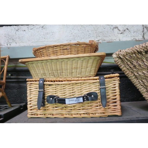 719 - SELECTION OF BASKETS AND HAMPER