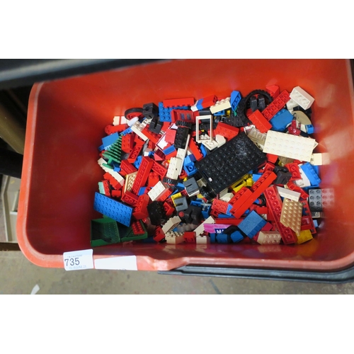 735 - TUB OF LEGO