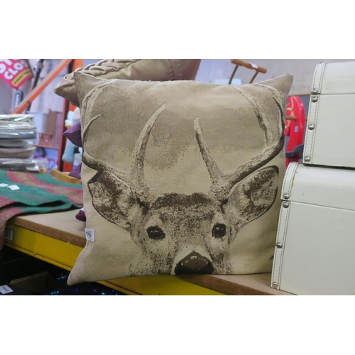 759 - STAG HEAD PATTERN CUSHION