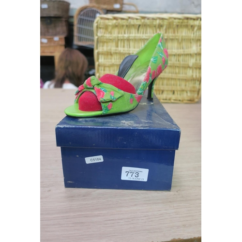 773 - PAIR OF GREEN AND RED ESINO STILETTO SHOES SIZE 5.5