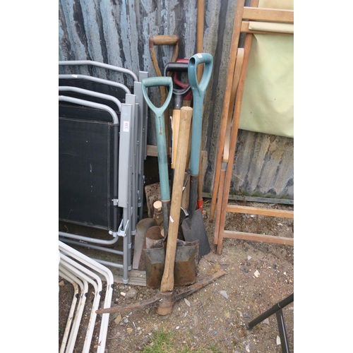 137 - BUNDLE OF GARDEN TOOLS