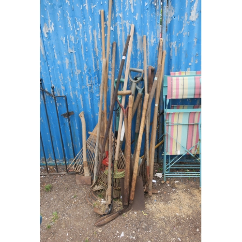 150 - BUNDLE OF GARDEN TOOLS