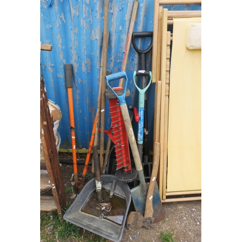 155 - BUNDLE OF GARDEN TOOLS