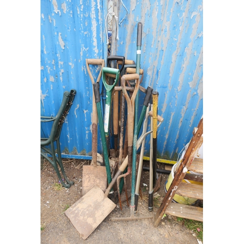 157 - BUNDLE OF GARDEN TOOLS