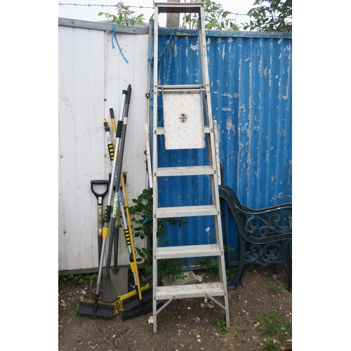 160 - ALUMINIUM STEP LADDER