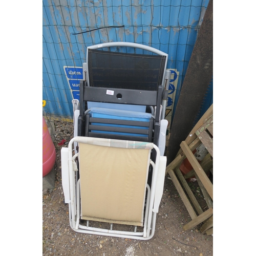 165 - 4 FOLDING CHAIRS AND FOLDING RECLINER